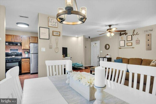 Building Photo - 213 Steeplechase Ct