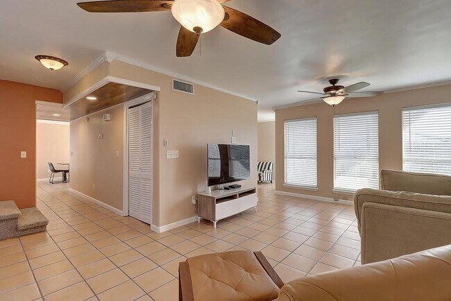 Building Photo - 13809 Suntan Ave