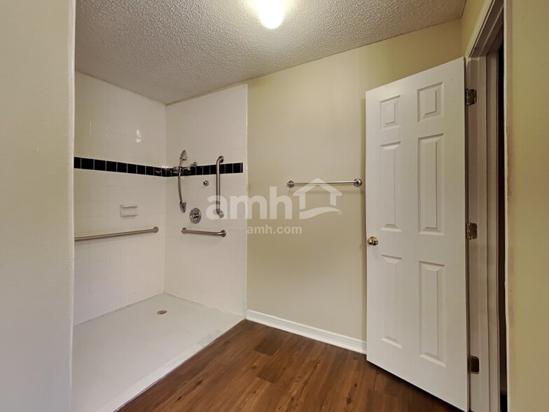 Building Photo - 6265 Ironside Dr N