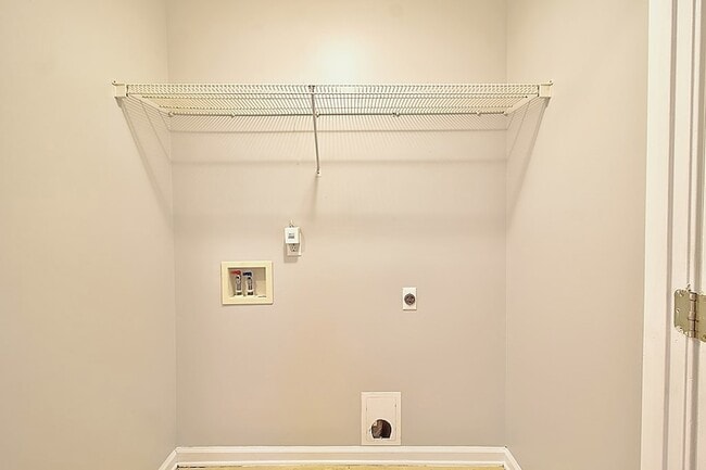 Building Photo - 210 Easy St