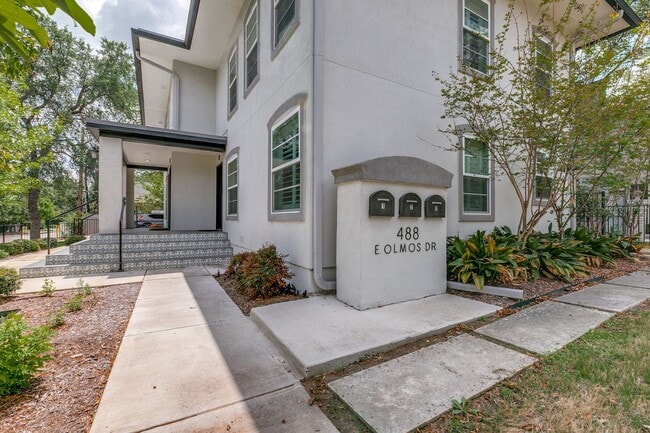 Building Photo - BEAUTIFUL FIRST FLOOR, 2-BEDROOM APARTMENT IN OLMOS PARK