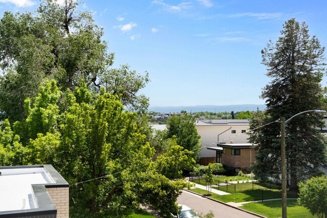 Building Photo - Luxury 5BD, 6BA Home 1 Block From Sloan's Lake