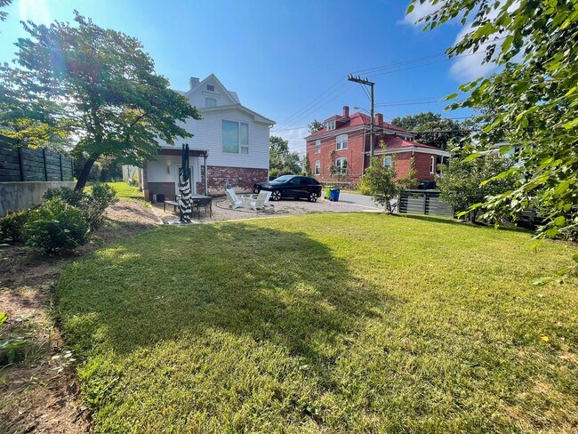 Building Photo - 413 Ridge St