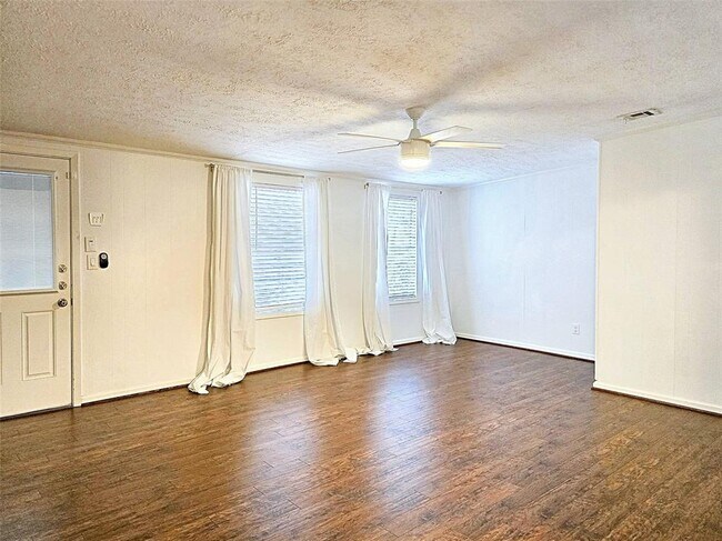 Building Photo - 4414 Gardendale Dr