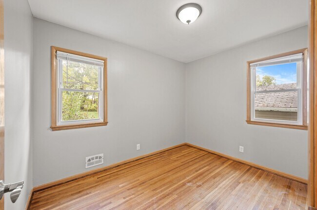Building Photo - 1711 Rose Pl W