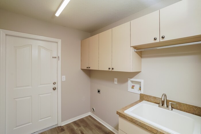 Building Photo - 6034 Beechwood Dr