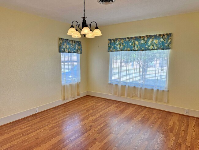 Building Photo - Adorable 3 Bed, 1 Bath Craftsman Home