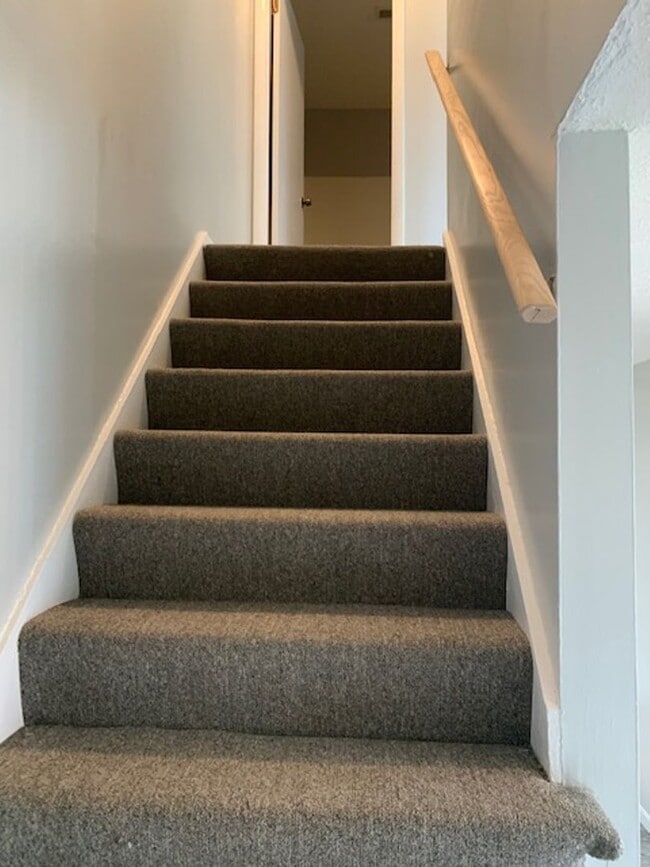 Building Photo - Modern & Traditional with Convenience