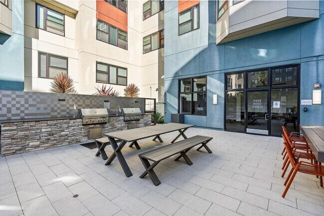 Building Photo - 2000 Post St