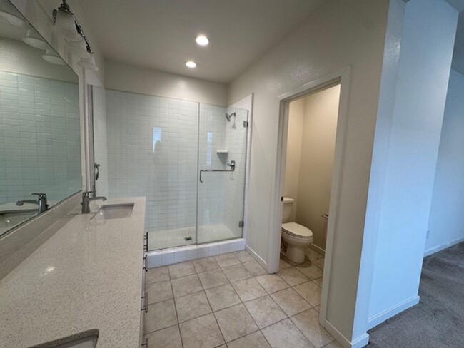 Building Photo - Newer 3 bedroom townhome in Simi Valley