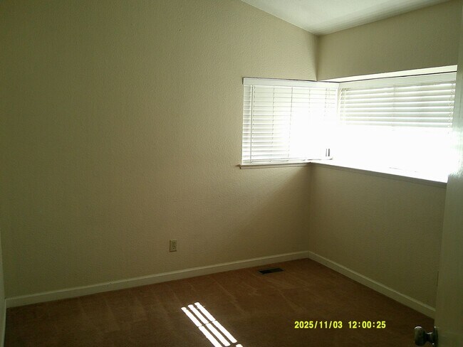 Building Photo - 4 bedroom in Dixon with spacious back yard