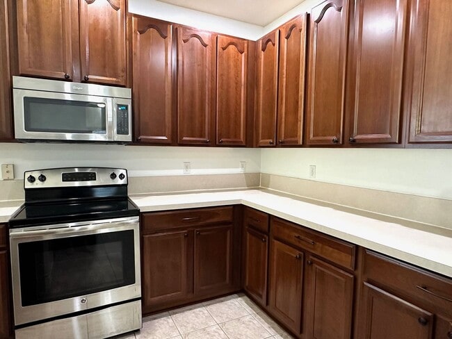 Building Photo - Beautiful 4/3, Amenities Galore! Located i...