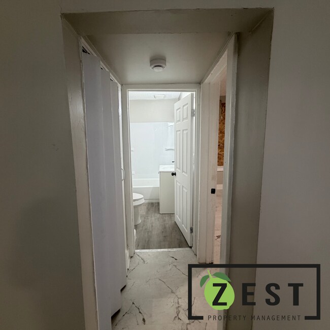 Building Photo - OPEN HOUSE- 4/4! 2PM-230PM! 2 BED + BONUS ROOM! 1 BATH HOME!