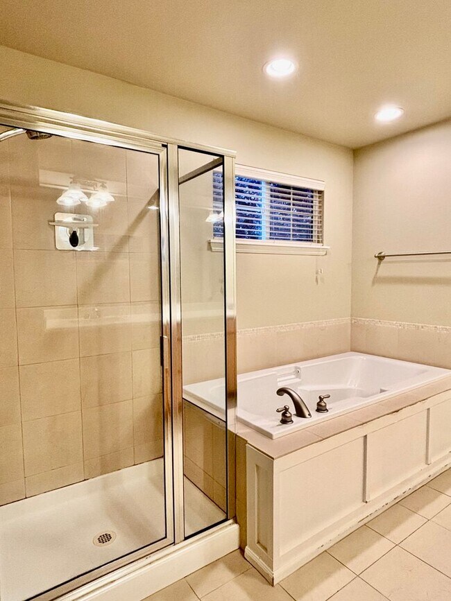 Building Photo - 4 Bed / 2.5 Bath Kirkland single family ho...