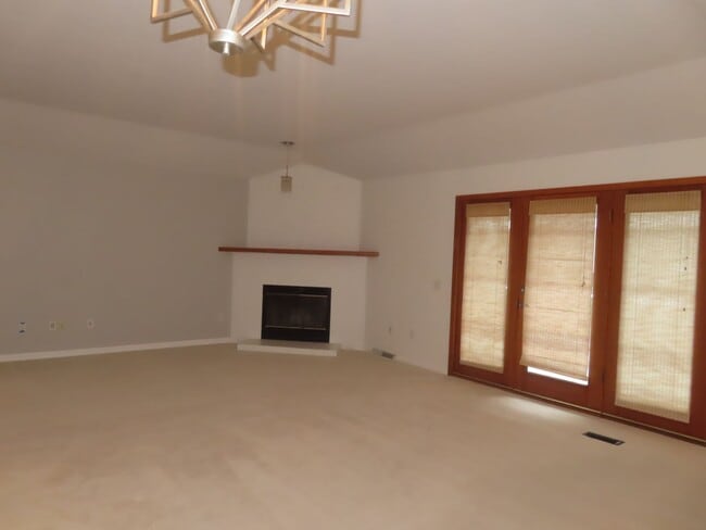 Building Photo - Beautiful home in Ferry St Bridge Area. 3 bedroom / 2 bath! Apply Now!