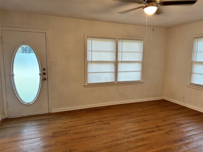 Building Photo - 502 Breezy Ln
