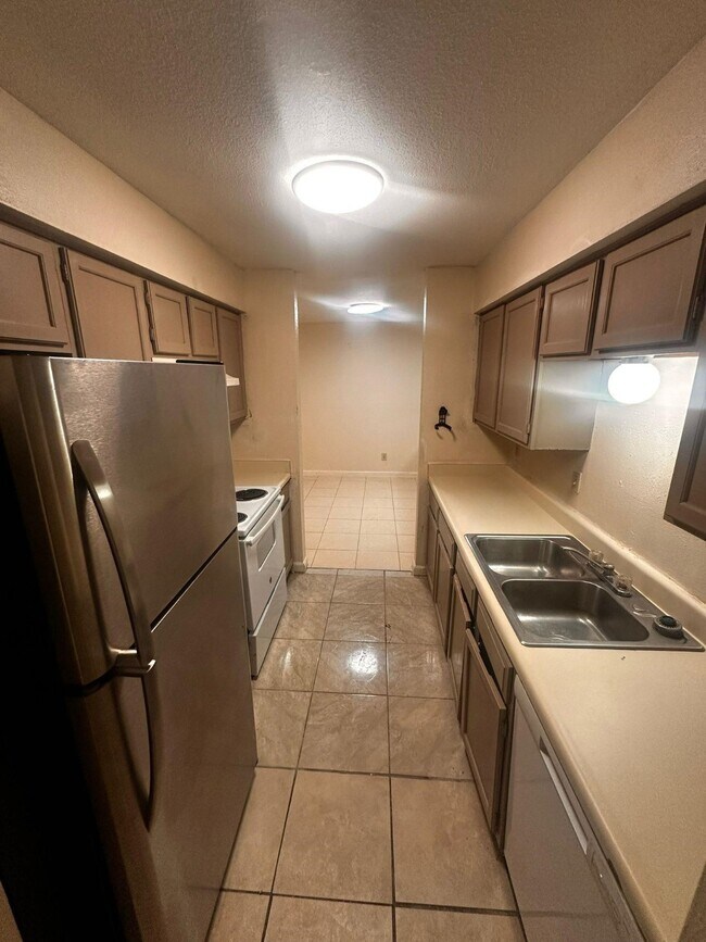 Building Photo - 9700 Leawood Blvd