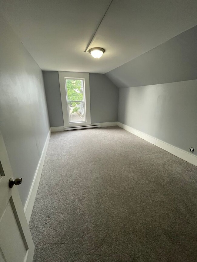 Building Photo - Second floor 4 Bedroom 1 Bathroom Two Stor...
