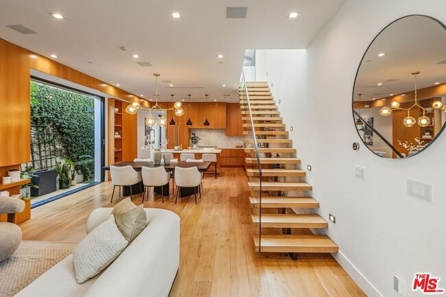 Building Photo - 722 Marine St