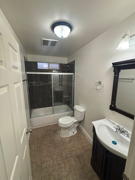 Building Photo - 160 W 52nd St