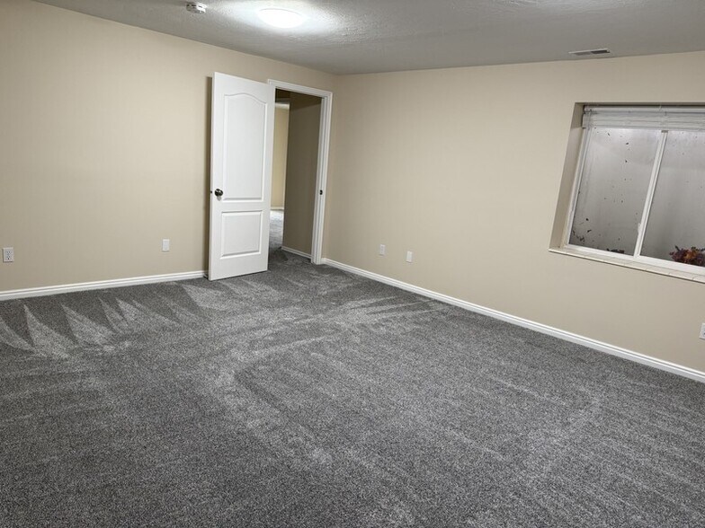 Building Photo - 679 E Villager Ln