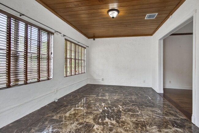 Building Photo - 616 Upland Rd