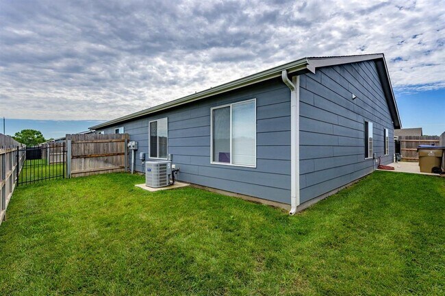 Building Photo - 1827 E 69th Ct N