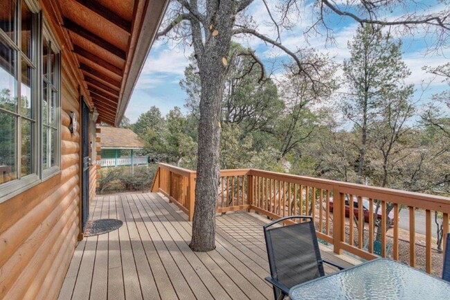 Building Photo - Adorable 2 bed / 1 bath Log Cabin