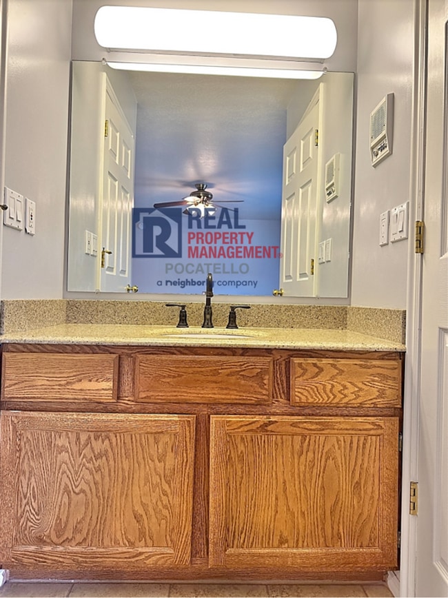 Building Photo - 3 Bed 2.5 Bath Twin Home - Double Car Gara...