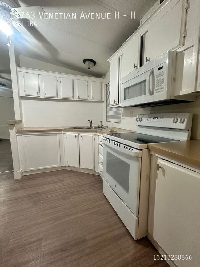 Building Photo - 11763 Venetian Ave