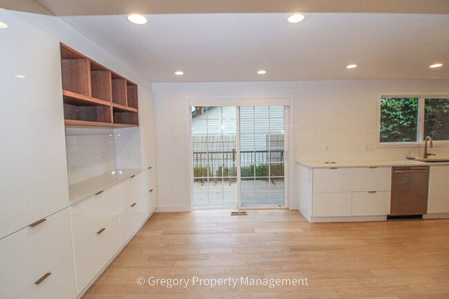 Building Photo - 604 9th Ave