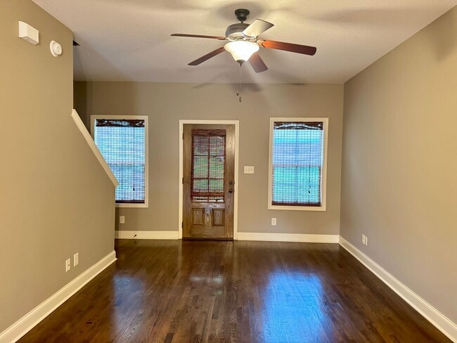 Building Photo - Luxury Townhouse! 2 Bed/2.5 Bath, 1 Car ga...