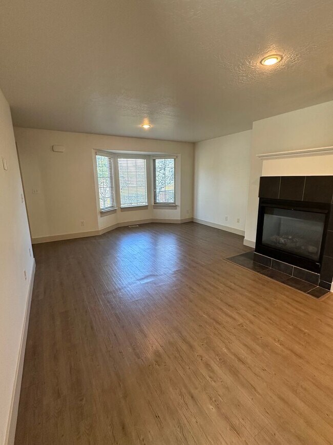 Building Photo - GET $1000 OFF THE FIRST MONTHS RENT!!!
