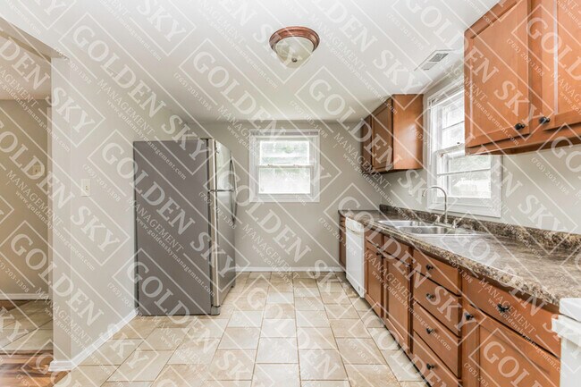 Building Photo - 1614 S Oakdale Dr