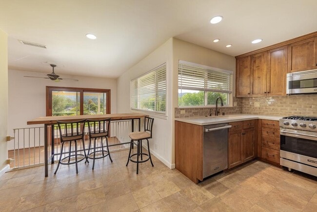 Building Photo - 425 Stuart Ct