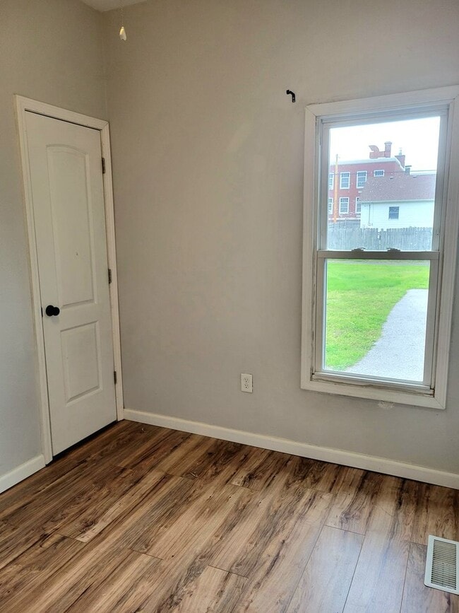 Building Photo - Renovated and Move in Ready...769 Condit, ...