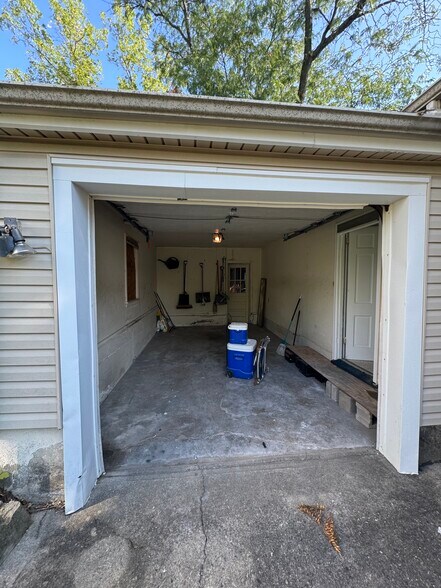 Building Photo - 4209 Oakridge Dr