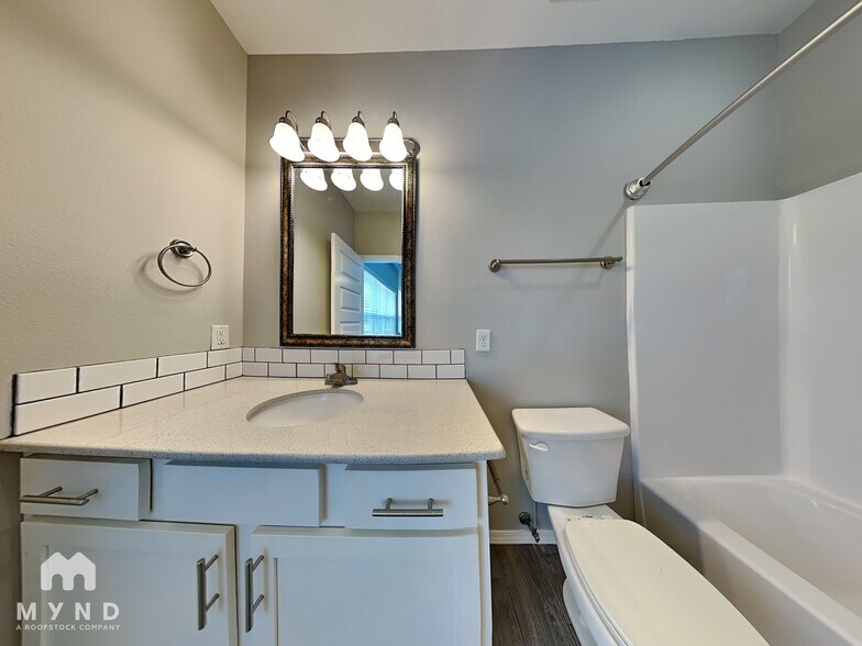 Building Photo - 122 E Sycamore St