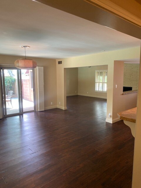 Building Photo - 2000 Karen St