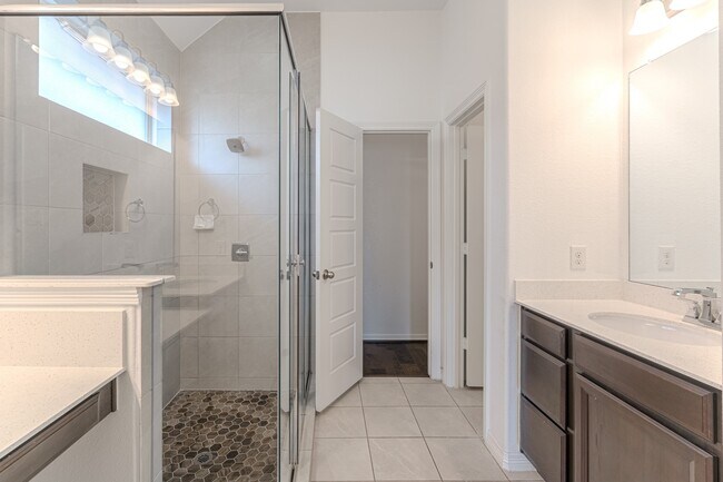 Building Photo - 3439 Cres Vista Dr