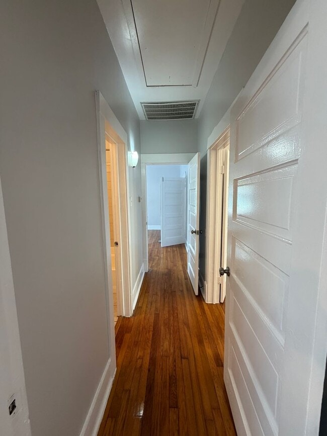 Building Photo - Stylish 2/2 Bungalow with Modern Kitchen & Spacious Backyard