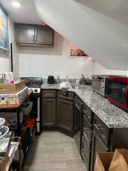 Building Photo - 257 Gano St