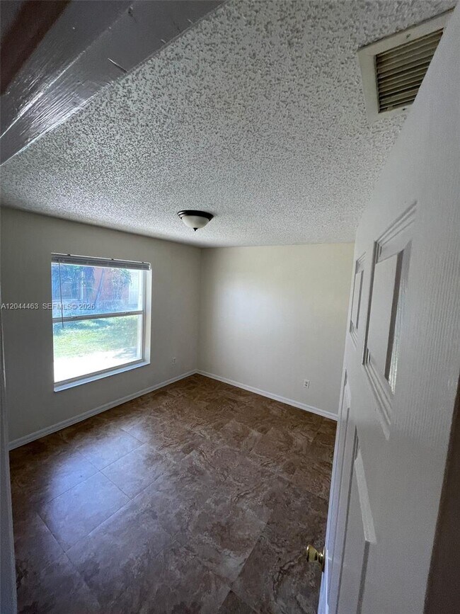 Building Photo - 6031 SW 36th Ct
