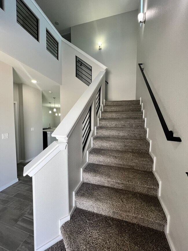 Building Photo - Stunning East Side Home