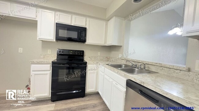 Building Photo - 9601 Forest Ln