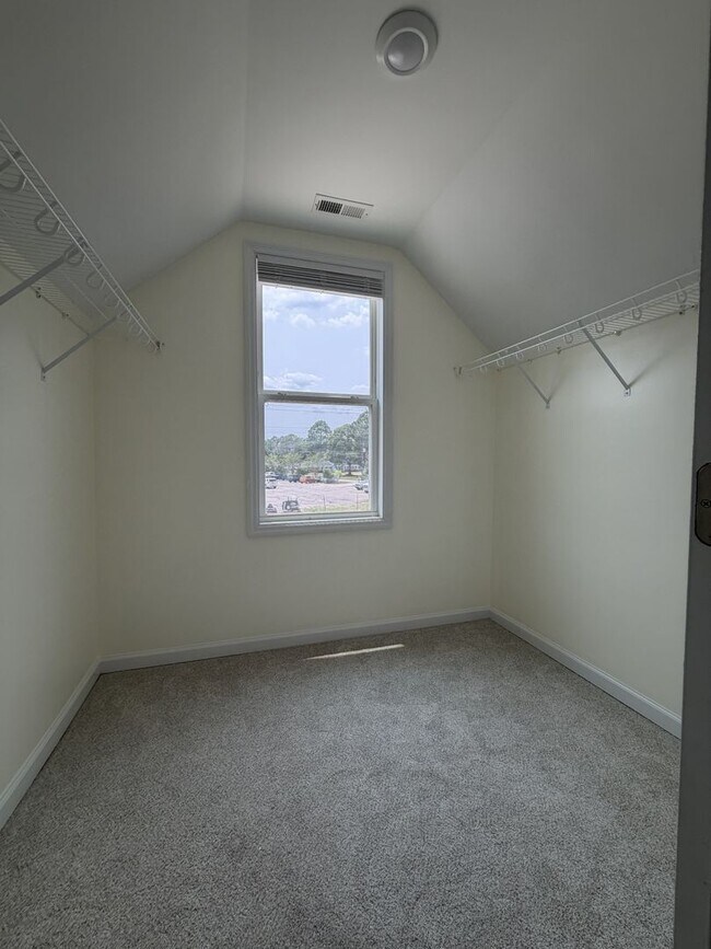 Building Photo - 302 E Franck St