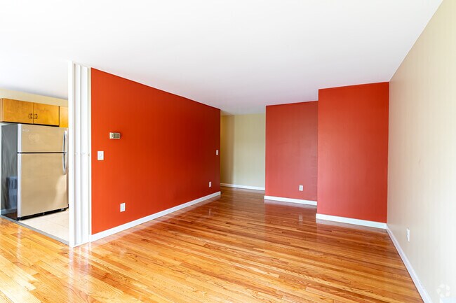 1BR, 1BA - Living Room - 115 S Main St
