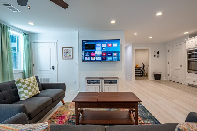 Building Photo - 2617 Caladium Dr NE