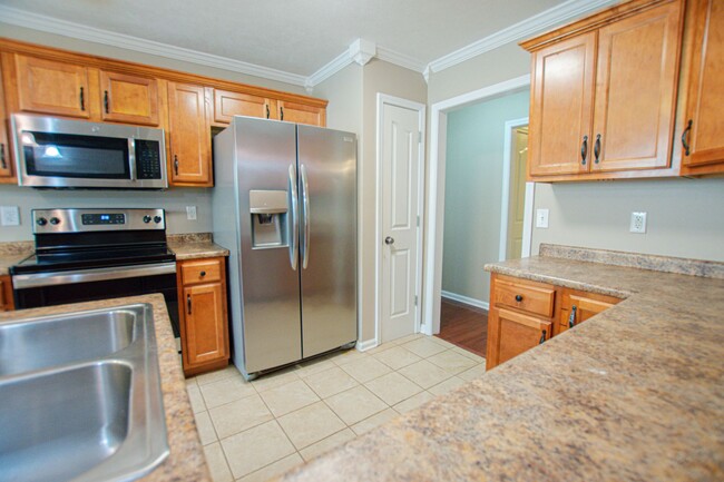 Building Photo - Pet Friendly Three Bedroom with Bonus in S...