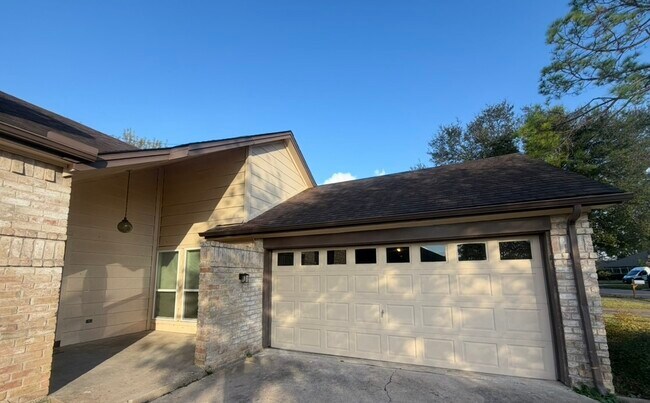 Building Photo - 15306 La Paloma Dr